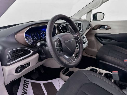 Used 2018 Chrysler Pacifica LX FWD image 9
