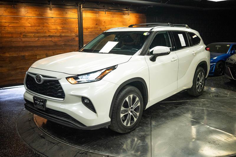 Used 2020 Toyota Highlander XLE FWD image 2