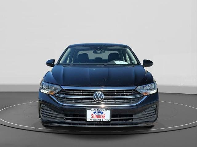 Used 2024 Volkswagen Jetta SE FWD image 3