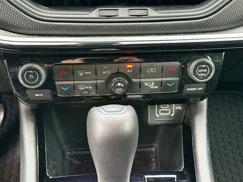 Used 2022 Jeep Compass Trailhawk w/ Trailhawk Convenience Group AWD/4WD image 16