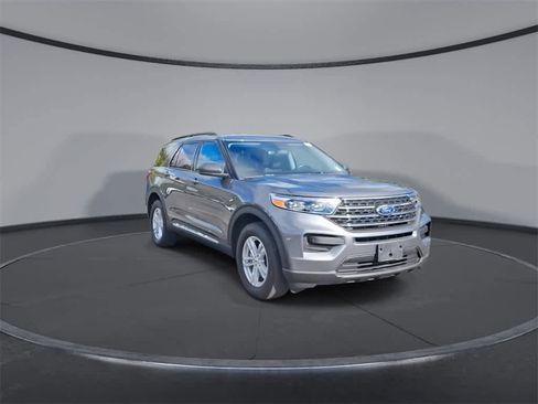 Used 2022 Ford Explorer XLT image 2