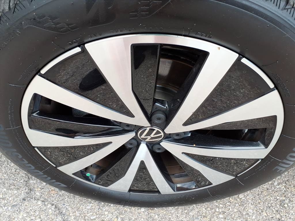 Used 2022 Volkswagen Taos SE w/ Panoramic Sunroof Package FWD image 11