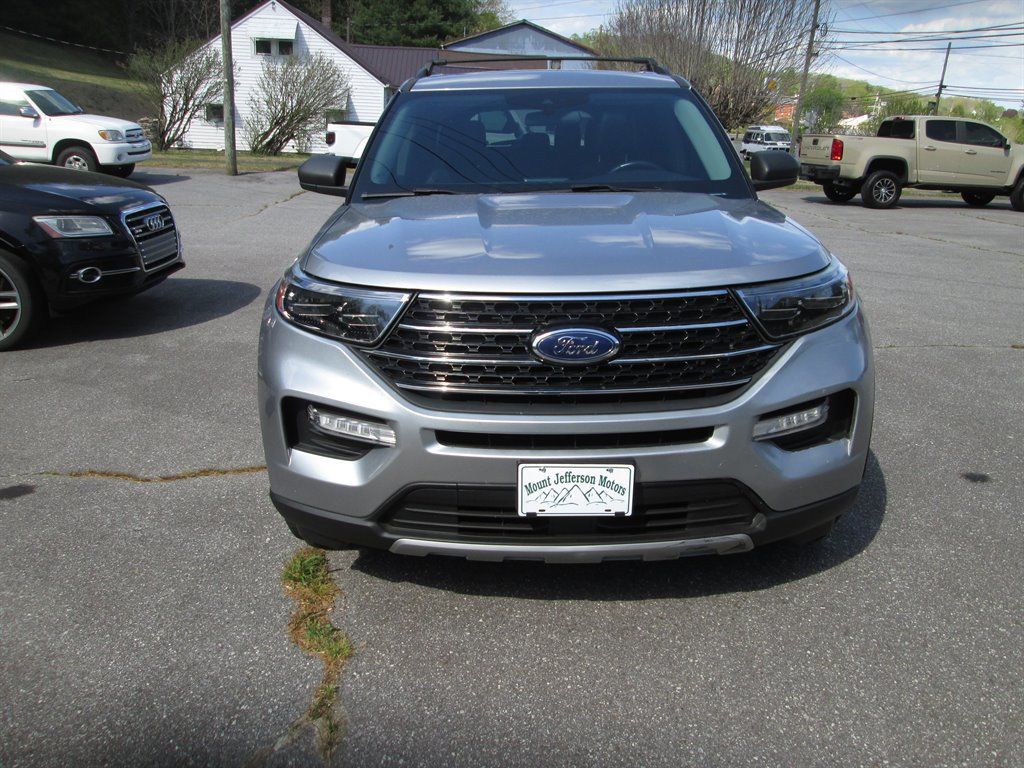 Used 2020 Ford Explorer XLT w/ Equipment Group 202A AWD/4WD image 3