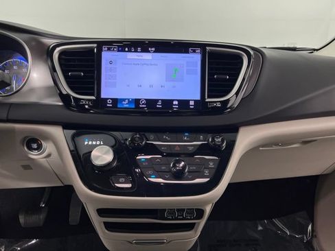 Used 2024 Chrysler Pacifica Touring-L FWD image 25