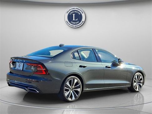Used 2022 Volvo S60 B5 Momentum w/ Premium Package image 6