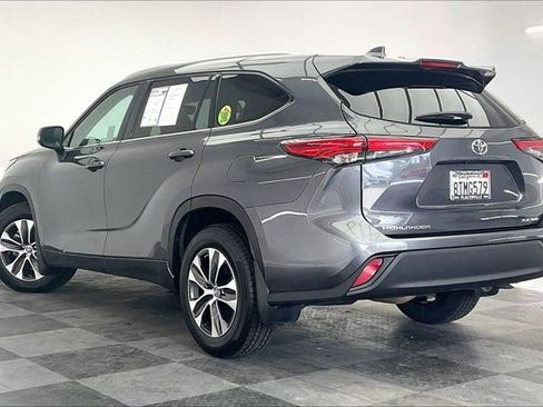 Used 2021 Toyota Highlander XLE AWD/4WD image 10