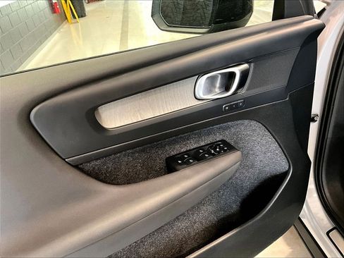Used 2025 Volvo XC40 B5 Plus image 10