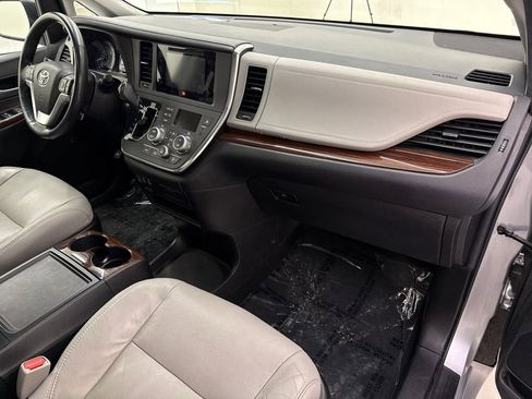 Used 2017 Toyota Sienna AWD image 24