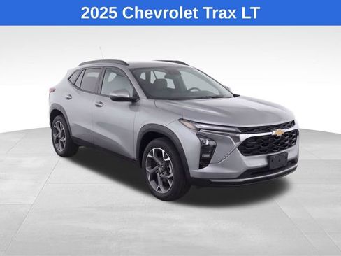 Used 2025 Chevrolet Trax LT w/ LT Convenience Package FWD image 2