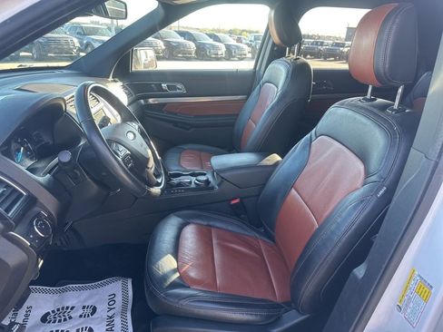 Used 2019 Ford Explorer XLT w/ Equipment Group 202A AWD/4WD image 11