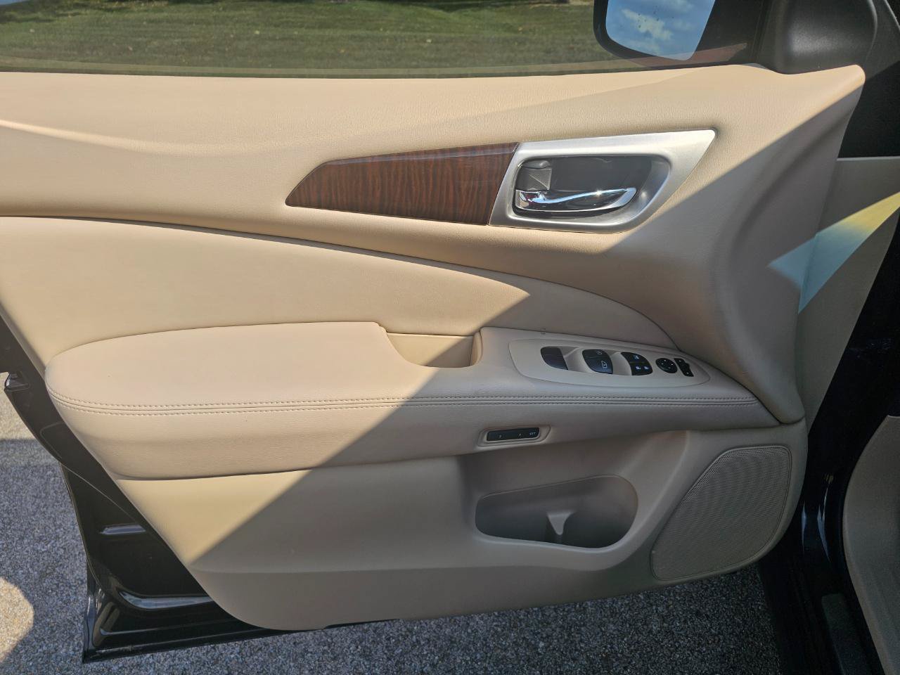 Used 2014 Nissan Pathfinder Platinum w/ Platinum Premium Package FWD image 26