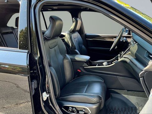 Used 2024 Jeep Grand Cherokee Overland w/ Luxury Tech Group IV image 8