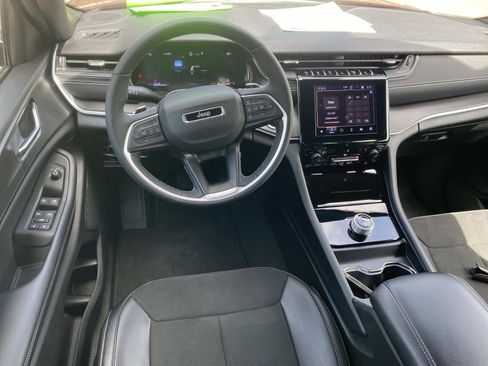 Used 2025 Jeep Grand Cherokee L Altitude RWD image 19