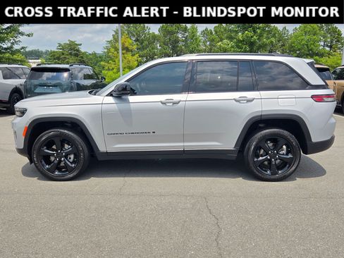 Used 2025 Jeep Grand Cherokee Altitude AWD/4WD image 4