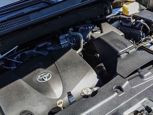 Used 2018 Toyota Highlander XLE AWD/4WD image 29
