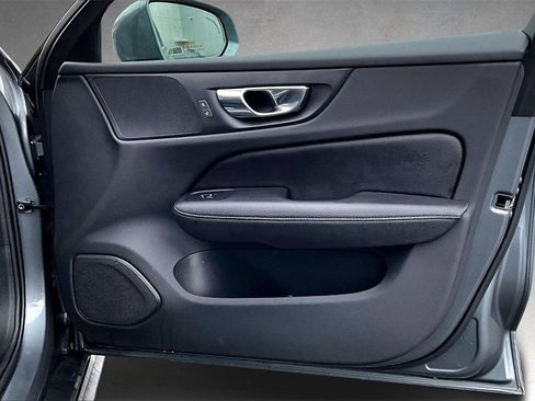 Used 2020 Volvo V60 T5 Cross Country image 27