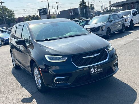 Used 2023 Chrysler Pacifica Touring-L FWD image 5