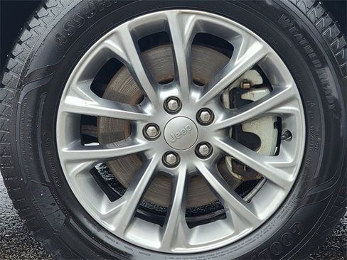 Certified 2021 Jeep Cherokee Latitude Lux w/ Sun & Sound Group image 17