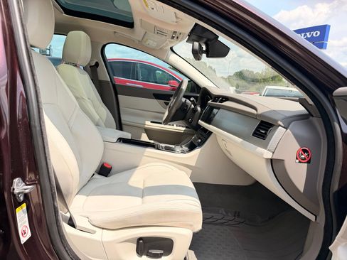 Used 2016 Jaguar XF Premium RWD image 29