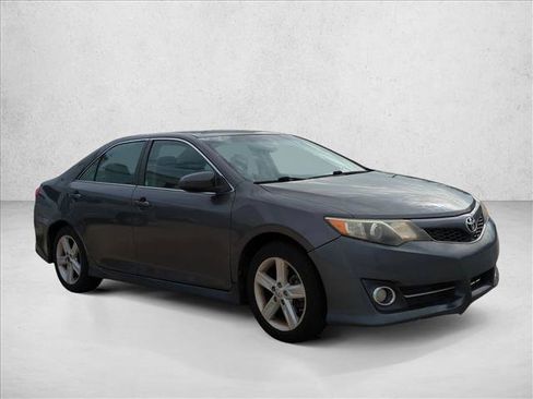 Used 2014 Toyota Camry SE FWD image 3
