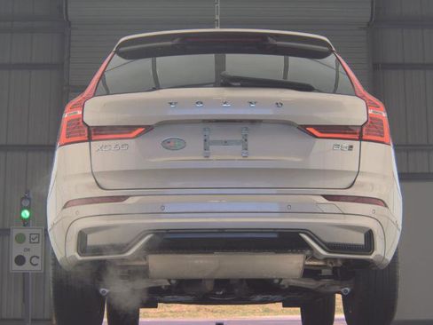 Used 2025 Volvo XC60 B5 Plus image 10