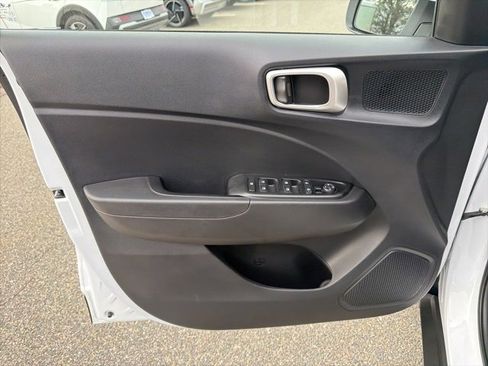 Certified 2025 Hyundai Venue SE image 13