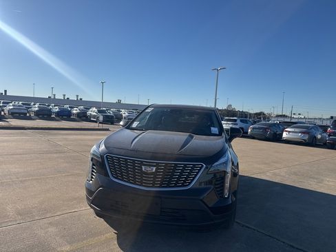 Used 2021 Cadillac XT4 Luxury w/ Cold Weather Package image 6