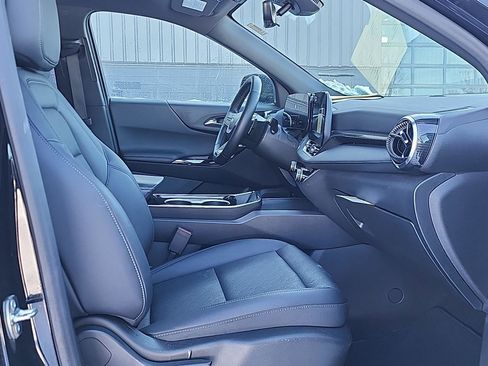 Used 2025 Chevrolet Equinox LT w/ Convenience Package II image 2