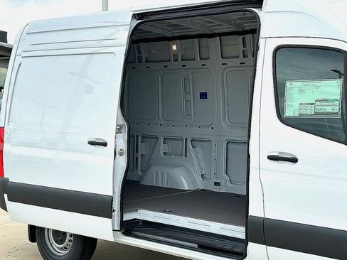 Used 2025 Mercedes-Benz Sprinter 2500 image 10