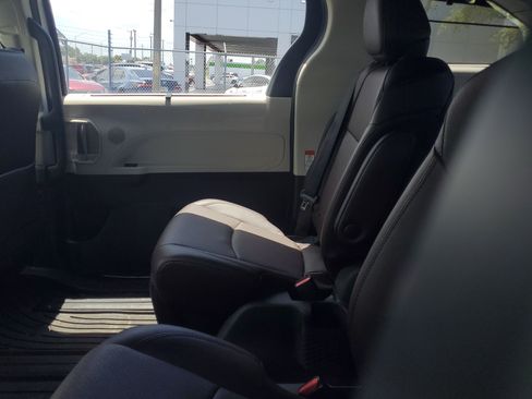 Certified 2023 Toyota Sienna Platinum FWD image 9