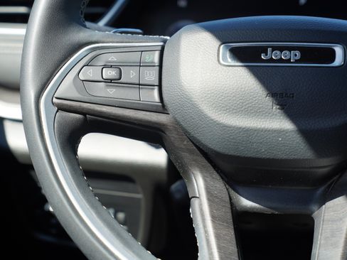 Used 2023 Jeep Grand Cherokee L Limited w/ Luxury Tech Group II AWD/4WD image 19