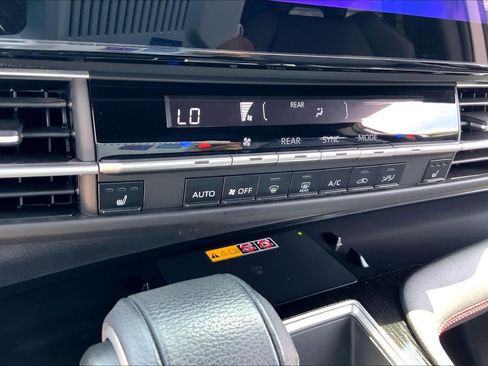 Used 2025 Toyota Sienna XSE FWD image 33