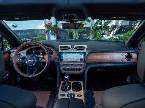 Used 2023 Bentley Bentayga image 4