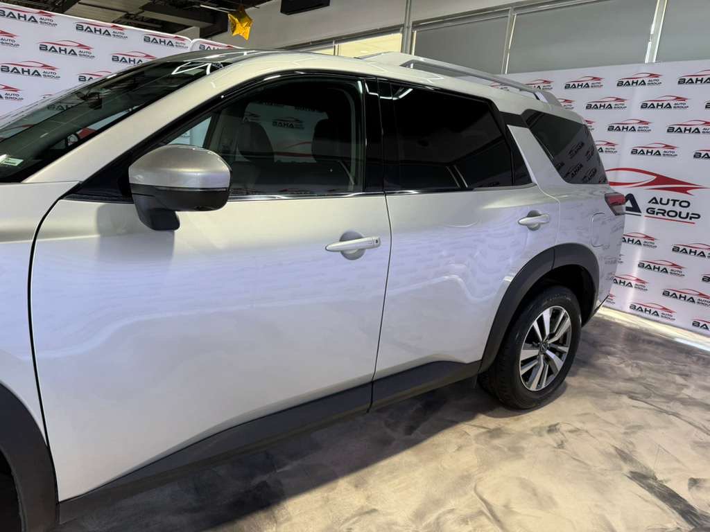 Used 2025 Nissan Pathfinder SL FWD image 6
