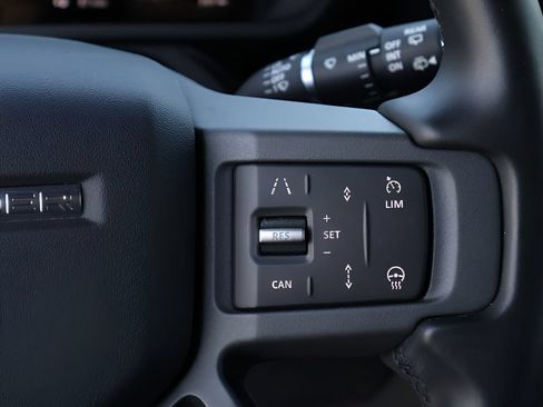 Certified 2025 Land Rover Defender 110 X-Dynamic SE AWD/4WD image 31
