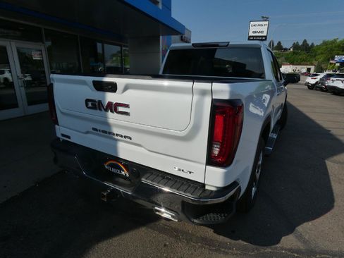 Certified 2022 GMC Sierra 1500 SLT AWD/4WD image 3