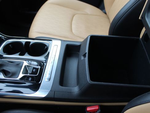 Used 2024 Kia Carnival EX image 32