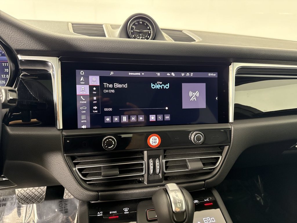 Certified 2025 Porsche Macan AWD/4WD image 28