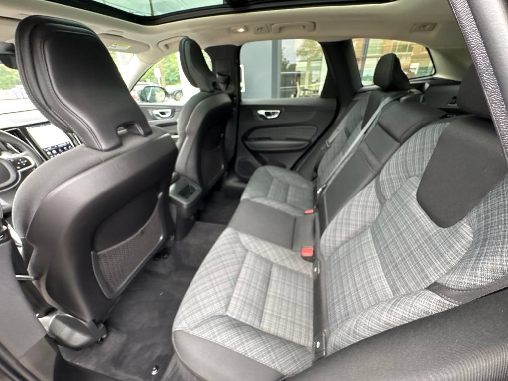 Used 2022 Volvo XC60 B5 Momentum AWD/4WD image 17