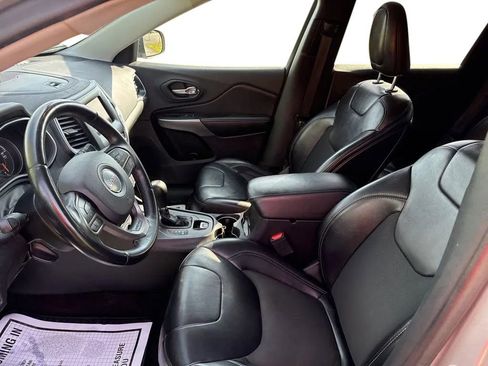 Used 2019 Jeep Cherokee Latitude Plus FWD image 12