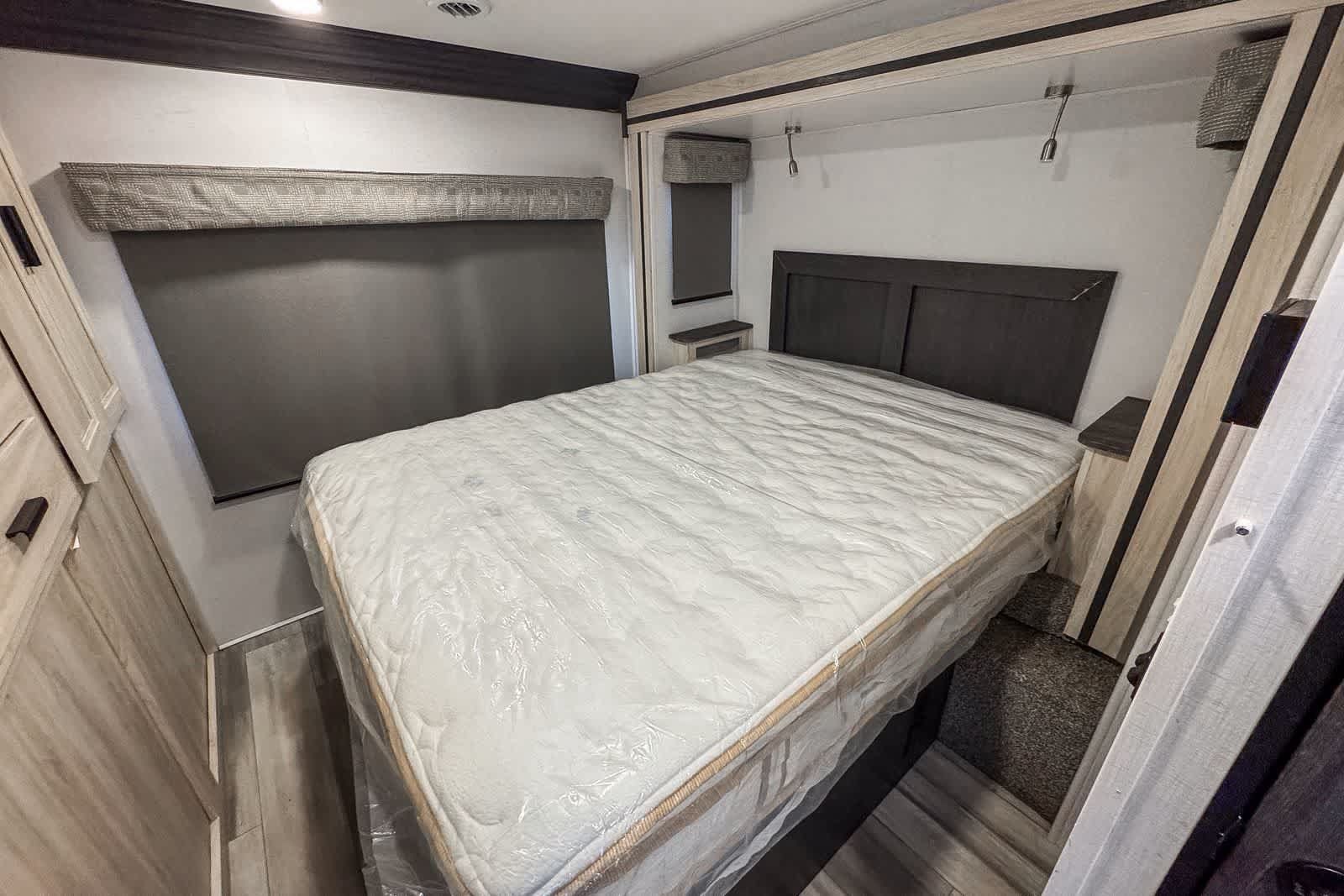Used 2023 Ford E-450 and Econoline 450 Super Duty w/ Motorhome Prep Package RWD image 18
