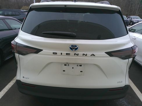 Used 2025 Toyota Sienna XLE image 8