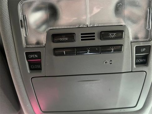 Used 2017 Toyota Highlander XLE w/ Carpet Mat Package image 21