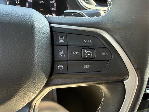 Used 2023 Jeep Grand Cherokee Limited image 24