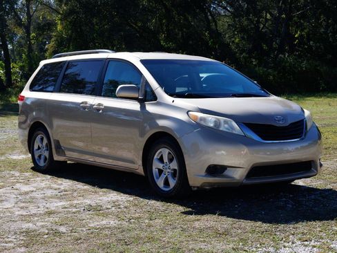 Used 2011 Toyota Sienna LE image 15