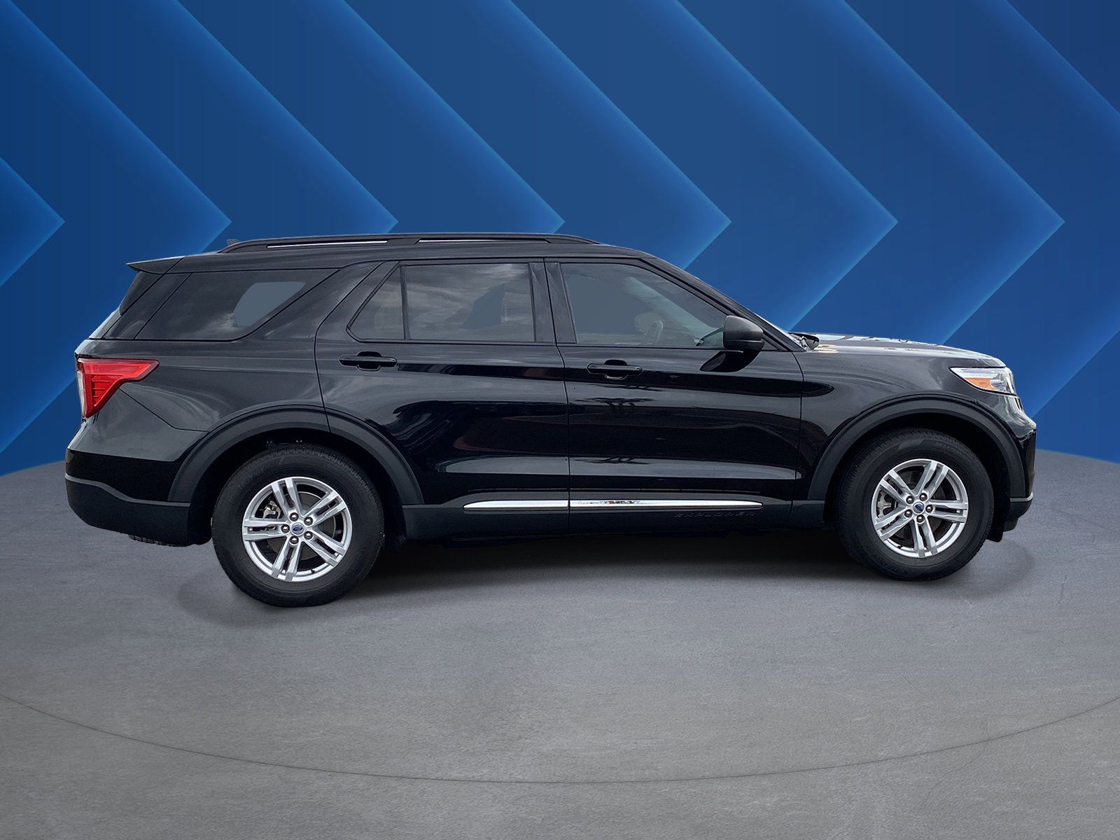 Used 2024 Ford Explorer XLT RWD image 2