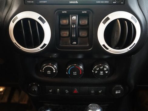Used 2016 Jeep Wrangler Unlimited Sahara w/ Connectivity Group AWD/4WD image 19