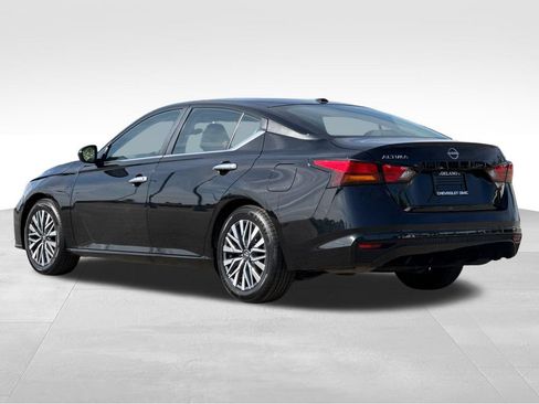 Used 2024 Nissan Altima 2.5 SV FWD image 3