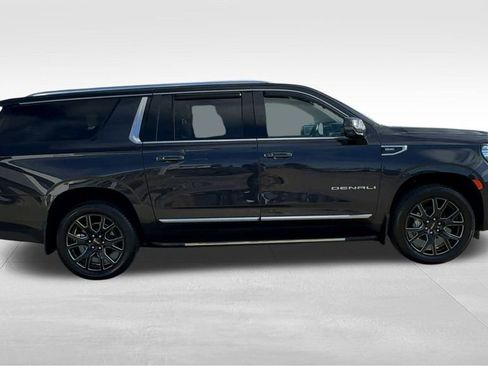 Used 2023 GMC Yukon XL Denali image 9