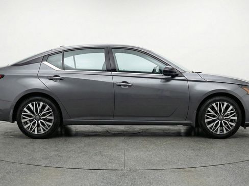 Used 2025 Nissan Altima 2.5 SV FWD image 11
